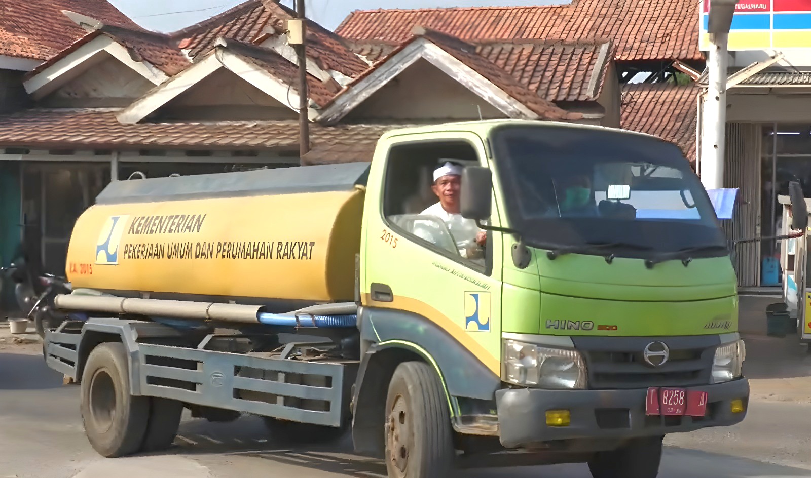 Om Zein Jadi Sopir Mobil Tangki Air, Antar Bantuan ke Warga Tegalwaru yang Dilanda Kekeringan
