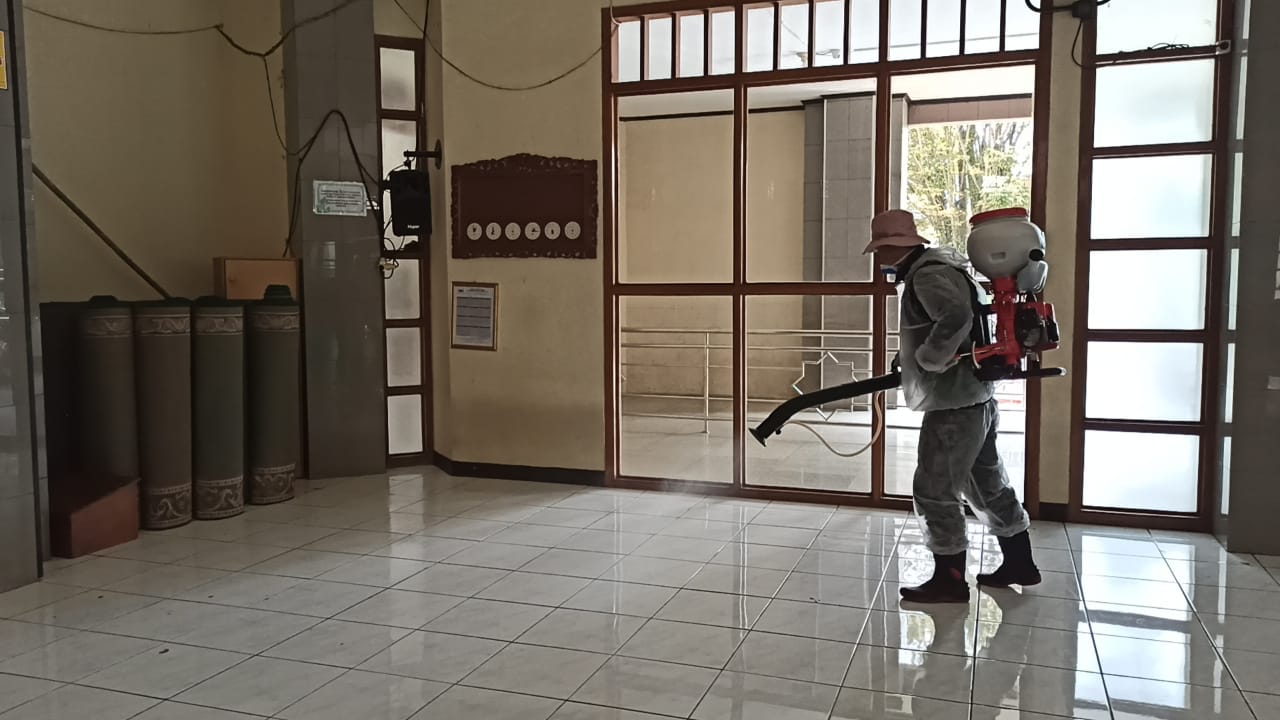 Guna Antisipasi, DPMD Purwakarta Himbau Seluruh Kantor Desa Lakukan Penyemprotan Disinfektan