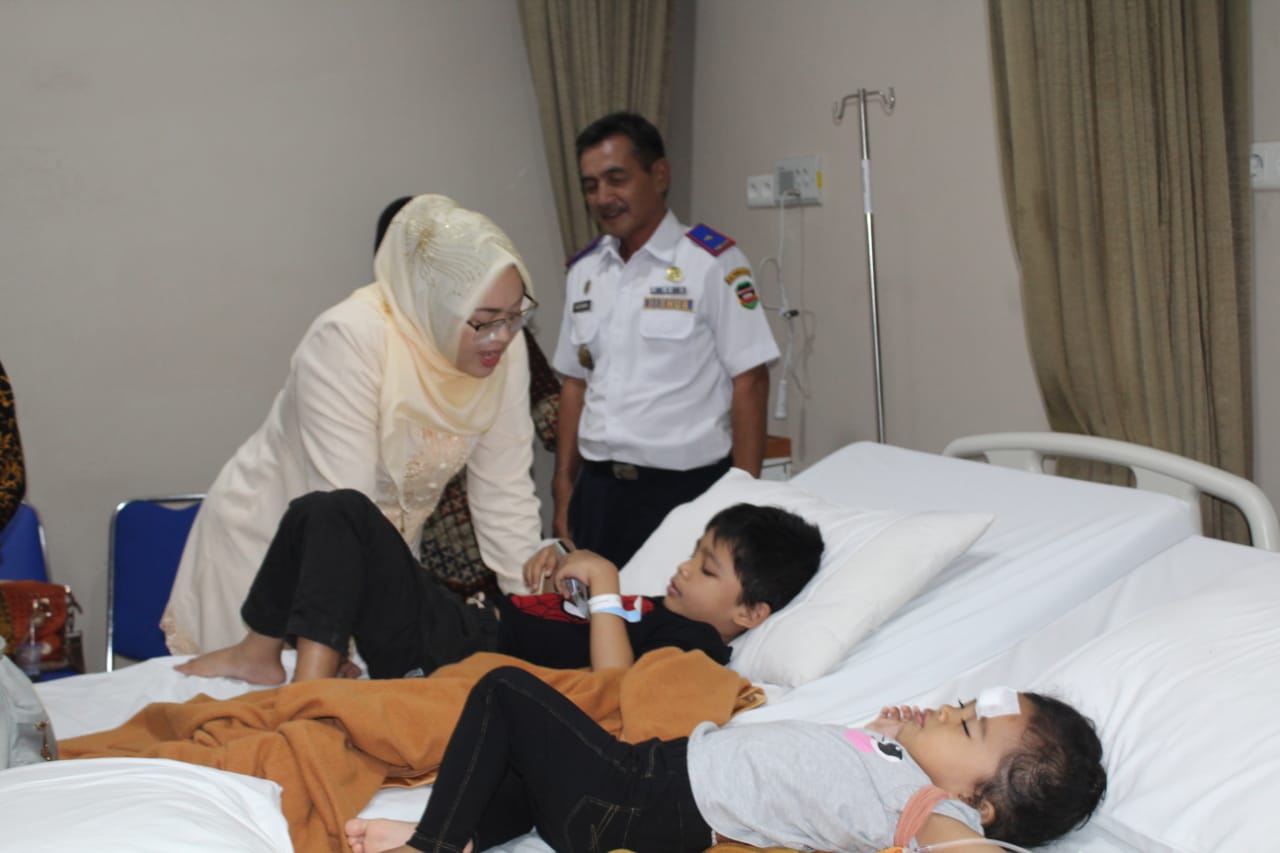 Bupati Anne Jenguk Korban Kecelakaan KM 91 Tol Cipularang