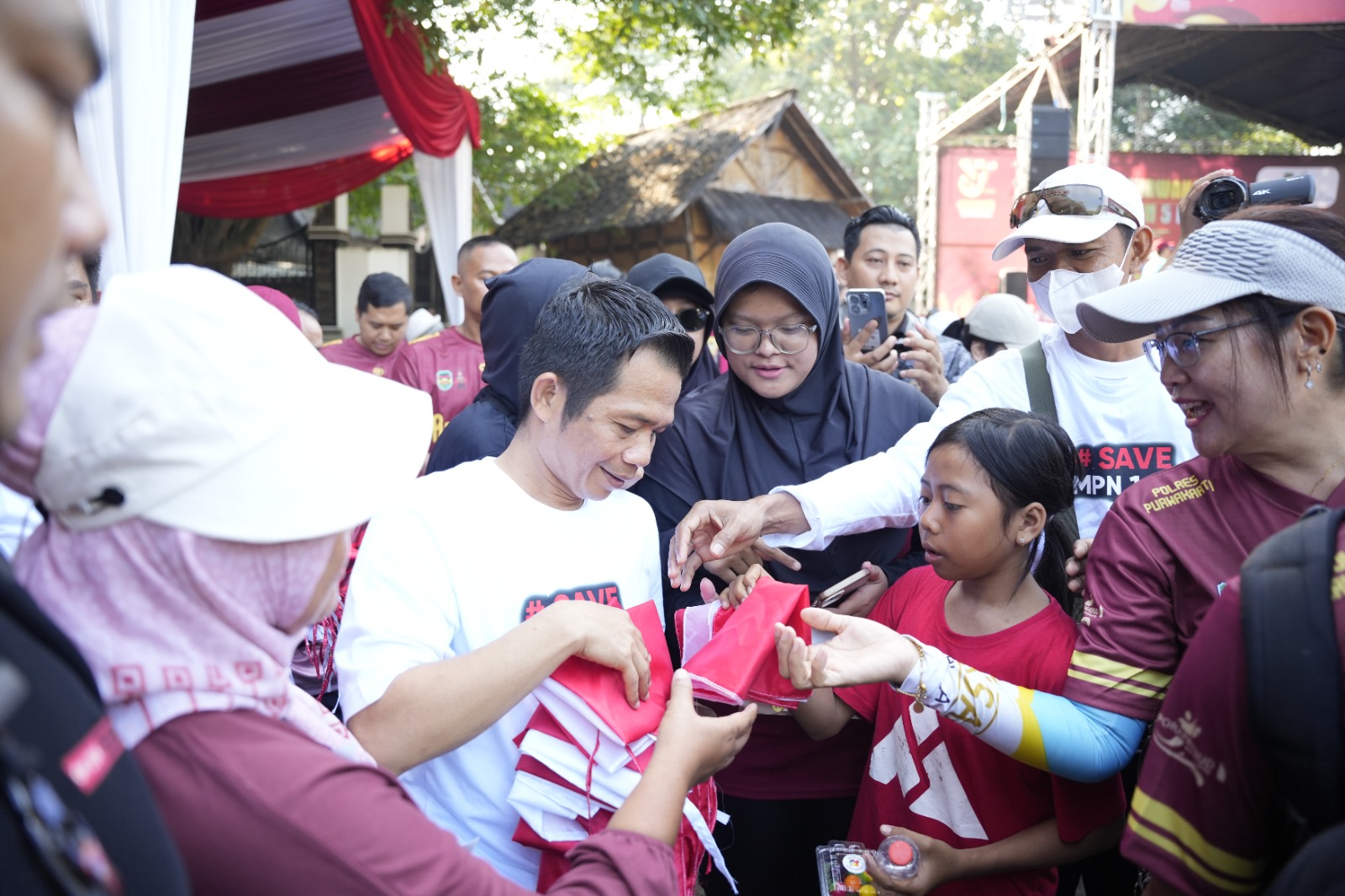 Tanamkan Semangat Kebangsaan, Bupati Purwakarta Bagikan Bendera Merah Putih