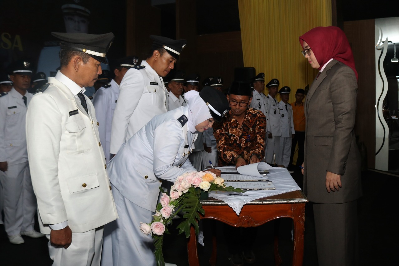 83 PJS Kepala Desa Dilantik Bupati Anne