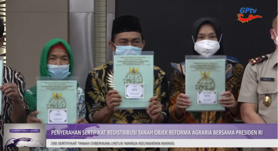 RAKOR BERSAMA PRESIDEN JOKOWI, AMBU ANNE RATNA MUSTIKA SERAHKAN 200 SERTIFIKAT TANAH PADA MASYARAKAT