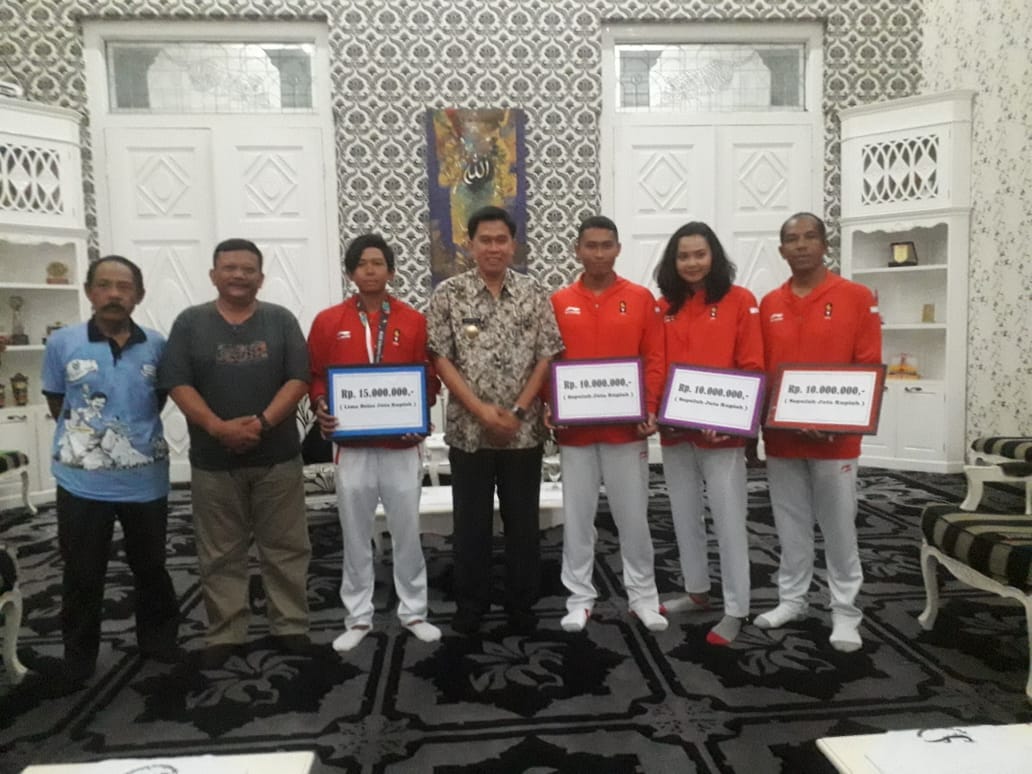 Pemkab Purwakarta berikan Penghargaan Kepada Tiga Atlet Dayung Asal Purwakarta