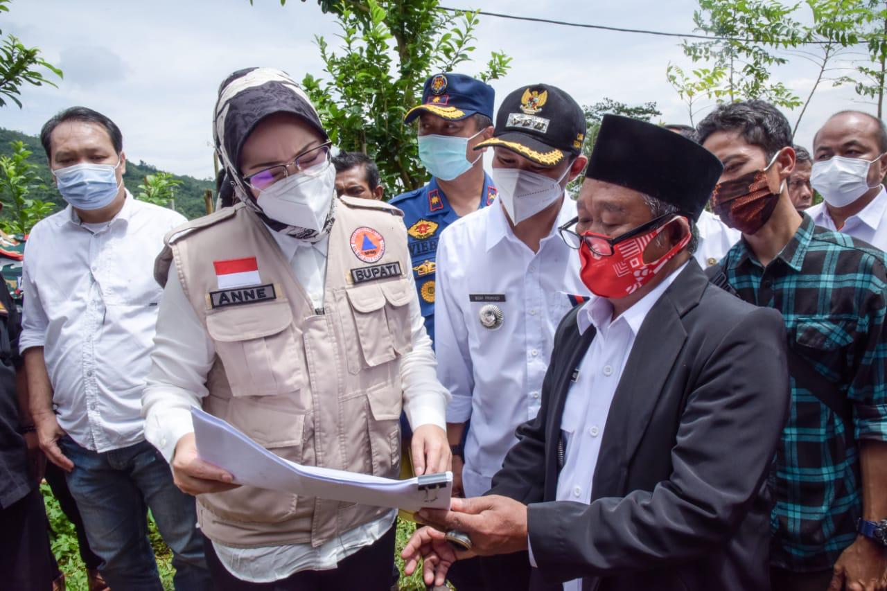 Bupati Purwakarta Tinjau Lokasi Bencana Pergerakan Tanah di Tegalwaru