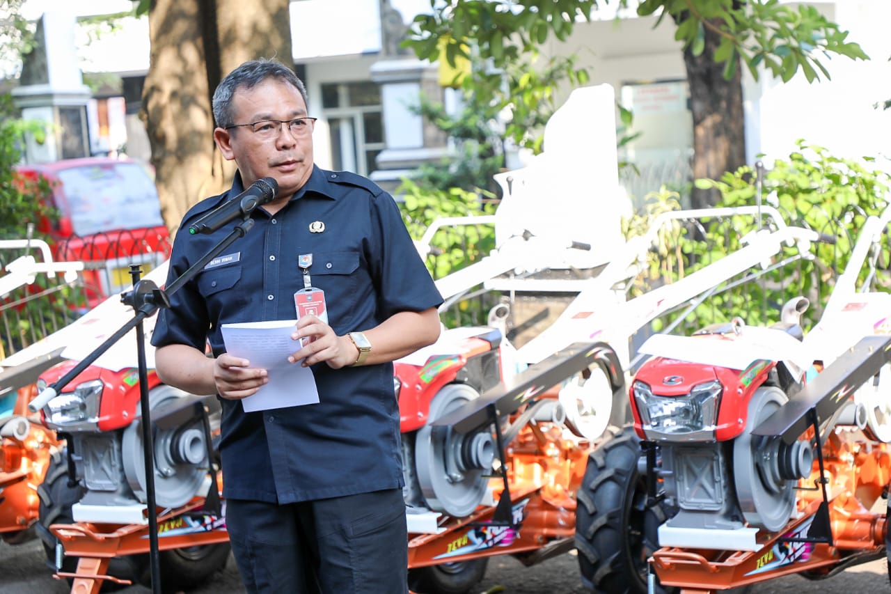 Dorong Peningkatan Produksi Pertanian, Pemkab Purwakarta Distribusikan Bantuan Mesin Traktor