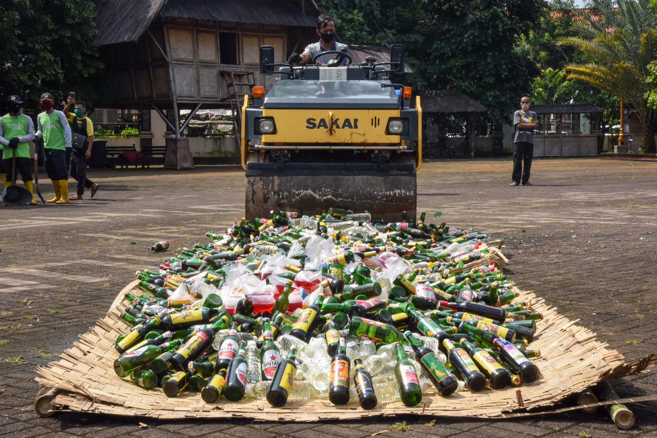 Miras dan Narkotika Musnah di Pasanggrahan Padjadjaran Purwakarta