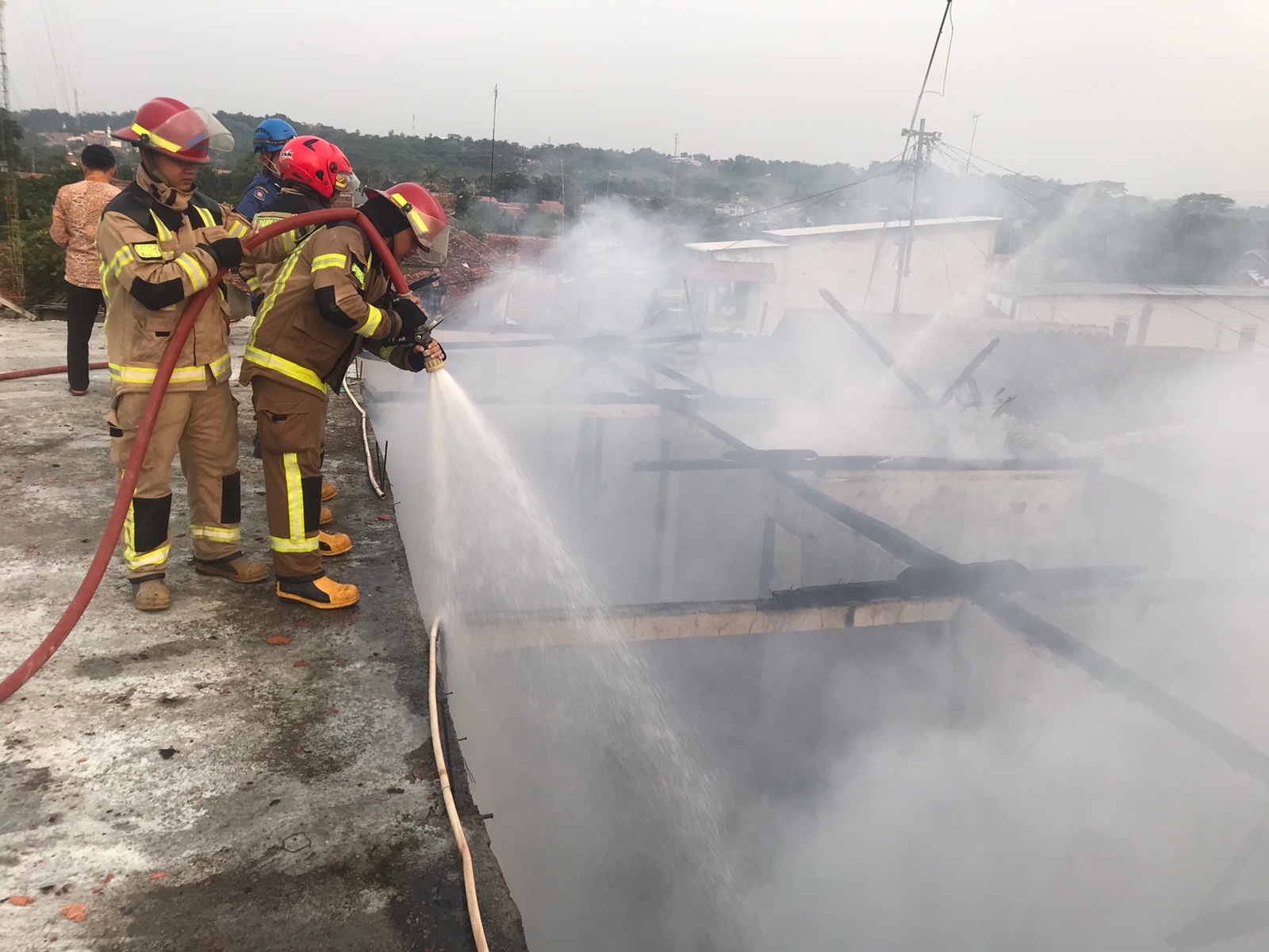 Damkar Purwakarta Tanggulangi Kebakaran Pondok Pesantren Al Hikmah Cigedogan   