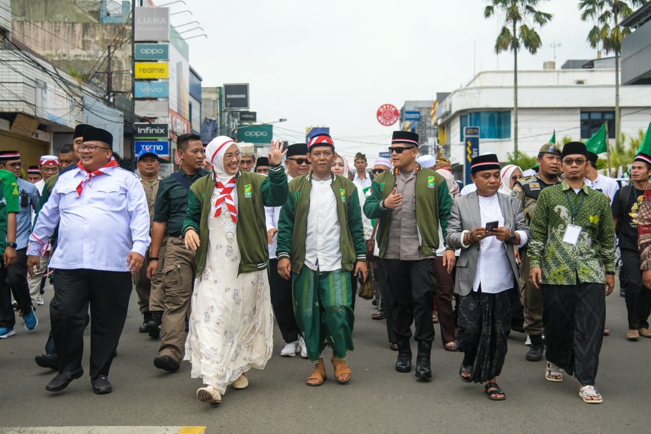 Belasan Ribu Peserta Meriahkan Kirab Kebangsaan Seabad NU di Purwakarta