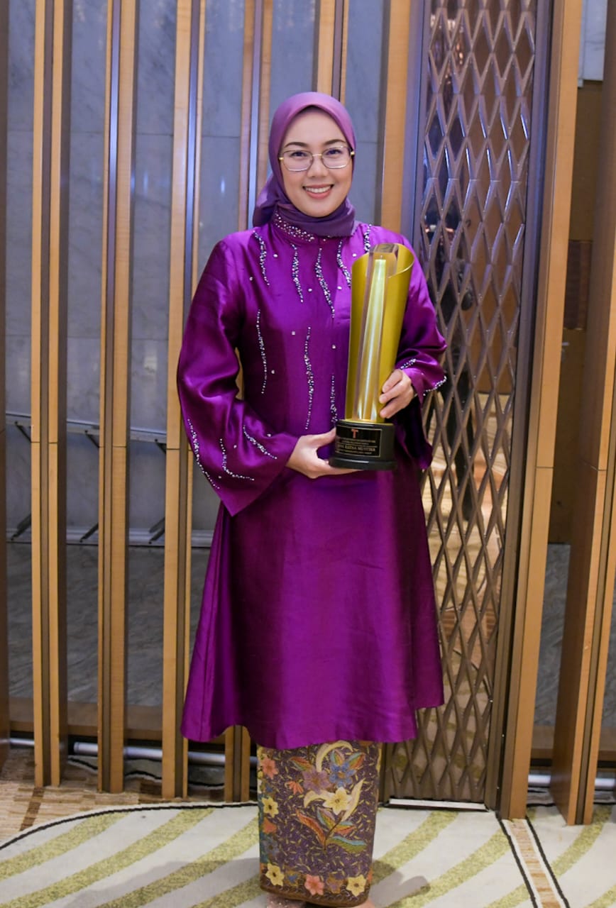 Ambu Anne Raih Penghargaan Kepala Daerah Perempuan Inspiratif 2022  Kategori Pelayanan Warga