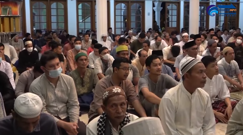 BUPATI PURWAKARTA LAKSANAKAN SHALAT TARAWIH PERTAMA DI MASJID AGUNG BAING YUSUF BERSAMA MASYARAKAT