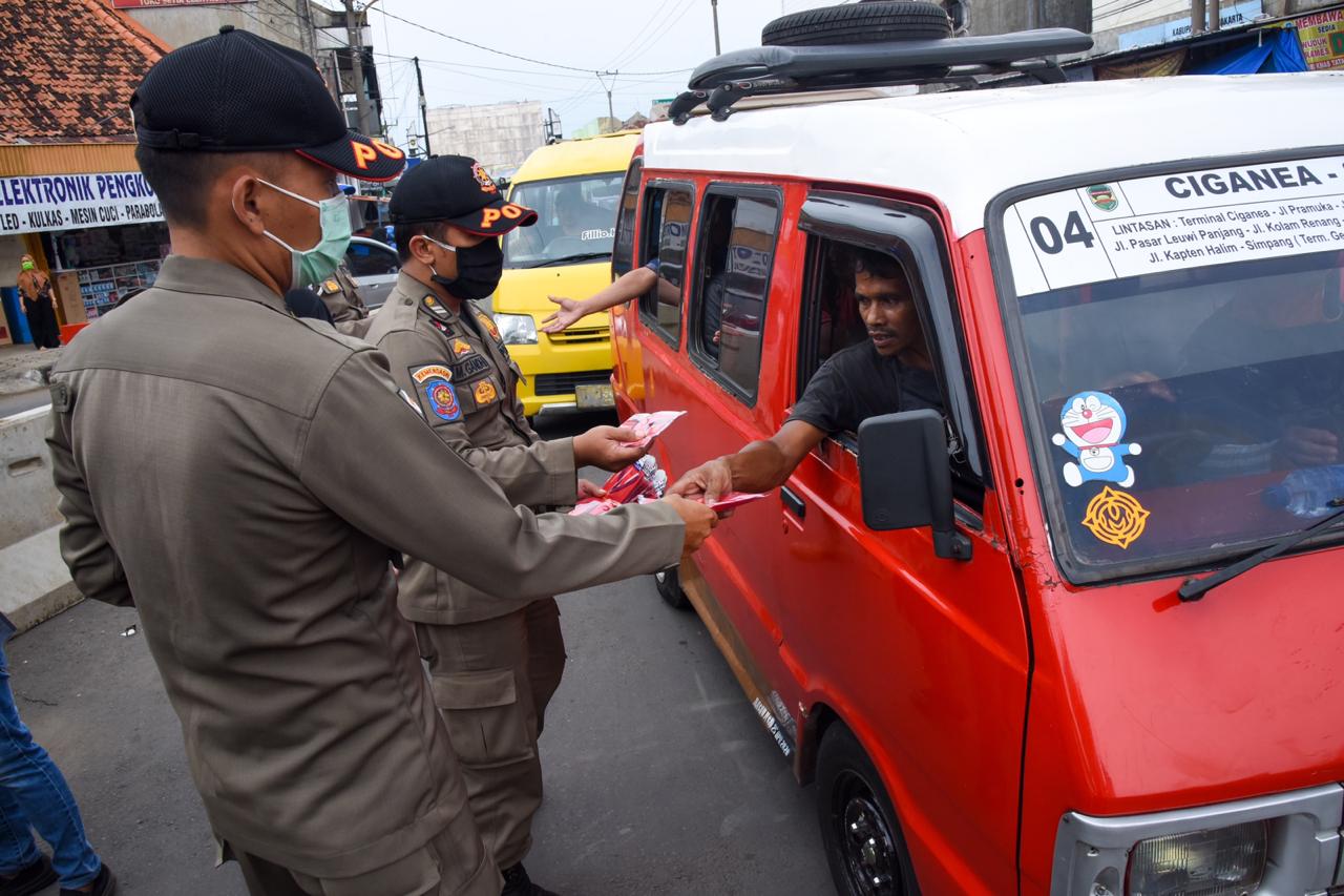 Pemkab Purwakarta Bagikan Masker Gratis