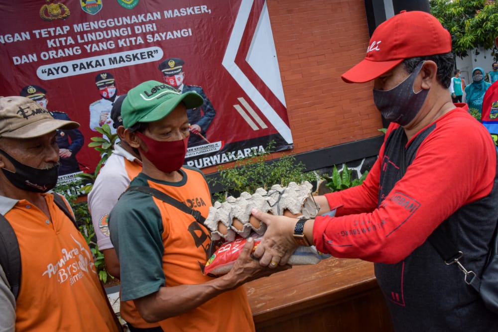 400 Paket Beras Welas Asih untuk Petugas Kebersihan di Purwakarta