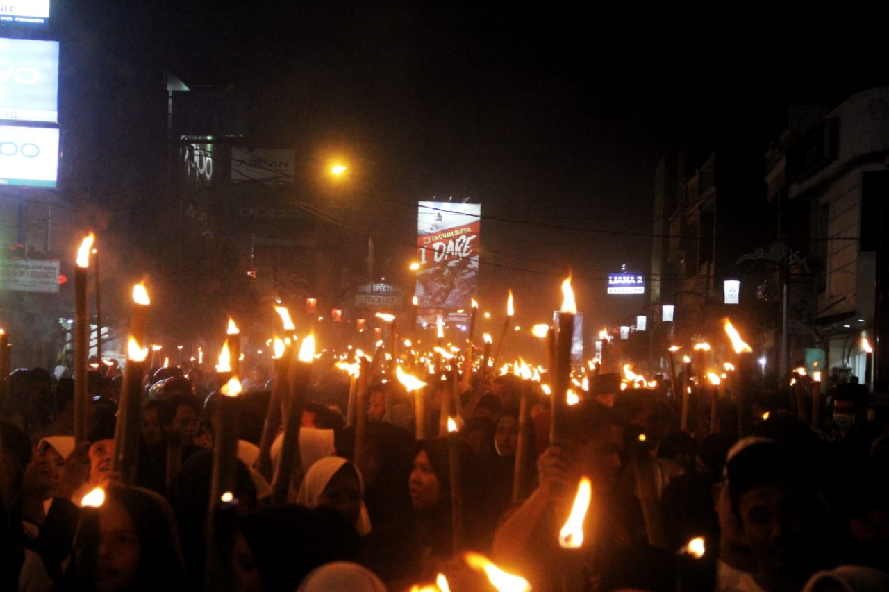 Pawai Obor Semarakan Peringatan 1 Muharram 1441 H di Purwakarta