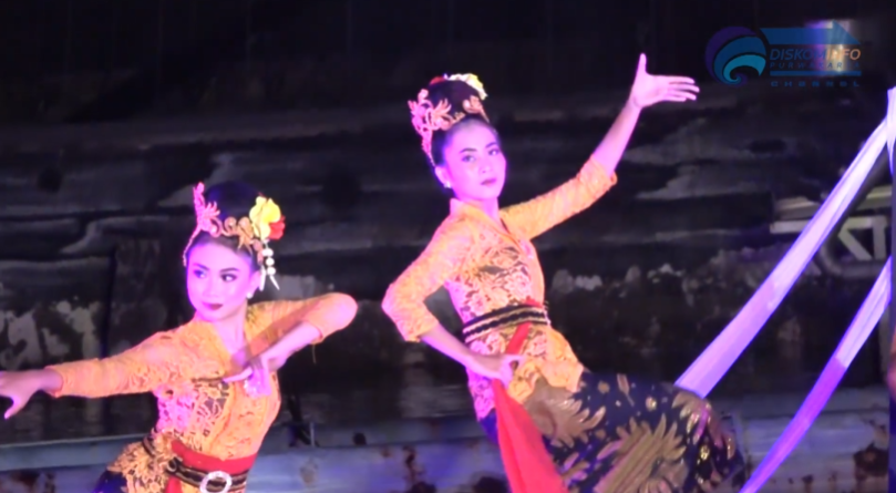 PAGELARAN FESTIVAL BUDAYA DITENGAH PERTUNJUKAN AIR MANCUR SRI BADUGA PURWAKARTA