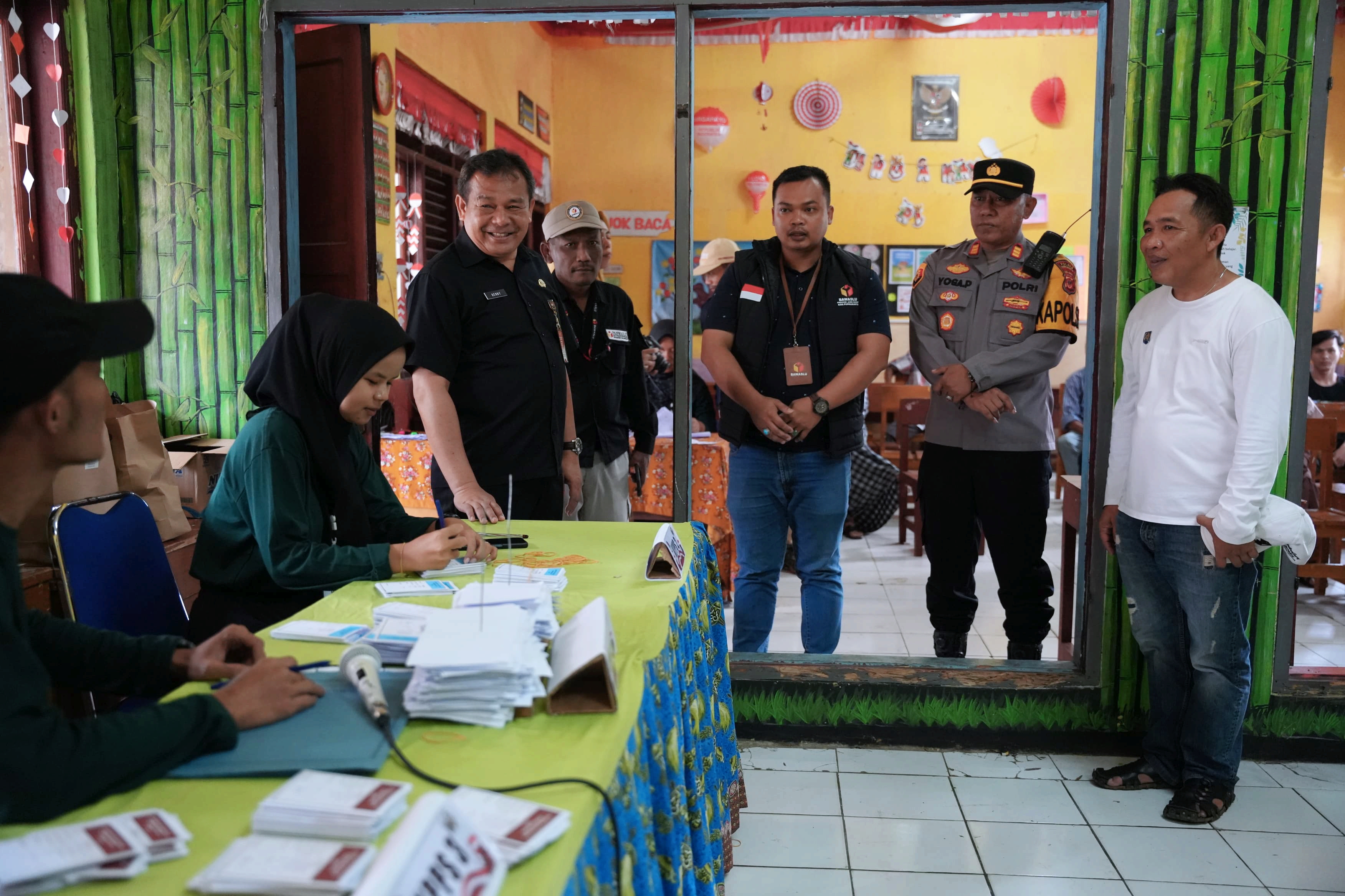 Penjabat Bupati Purwakarta Monitoring Pemungutan Suara Pilkada 2024 di Sejumlah TPS