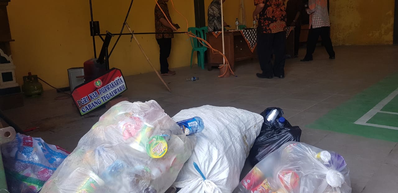 Gelisah Sampah Plastik, Guru SDN Ini Berhasil Ciptakan Alat Penyuling Sampah Plastik